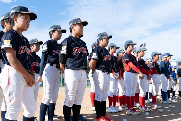 開会式に参加する子どもたち