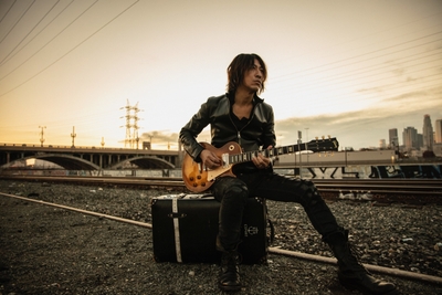 帯文・あとがき:TAKURO(GLAY)氏