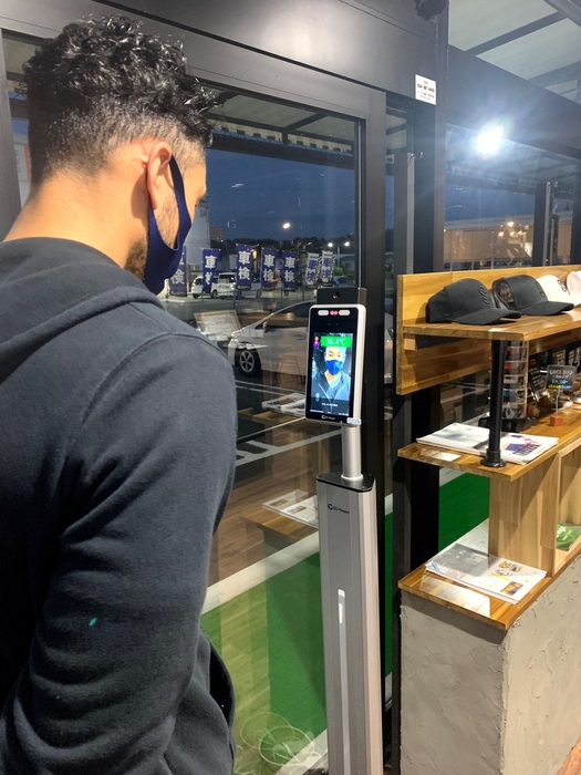 エントランスに導入した新・検温器