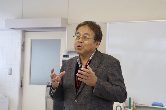 「ベニザケの養殖に成功したのは高校で世界初です」と話す山本准教授