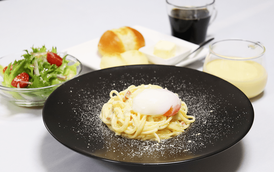 お昼の選べるパスタランチコース（写真はミルキーウェイカルボナーラ）