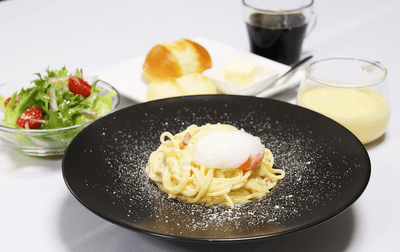 お昼の選べるパスタランチコース（写真はミルキーウェイカルボナーラ）