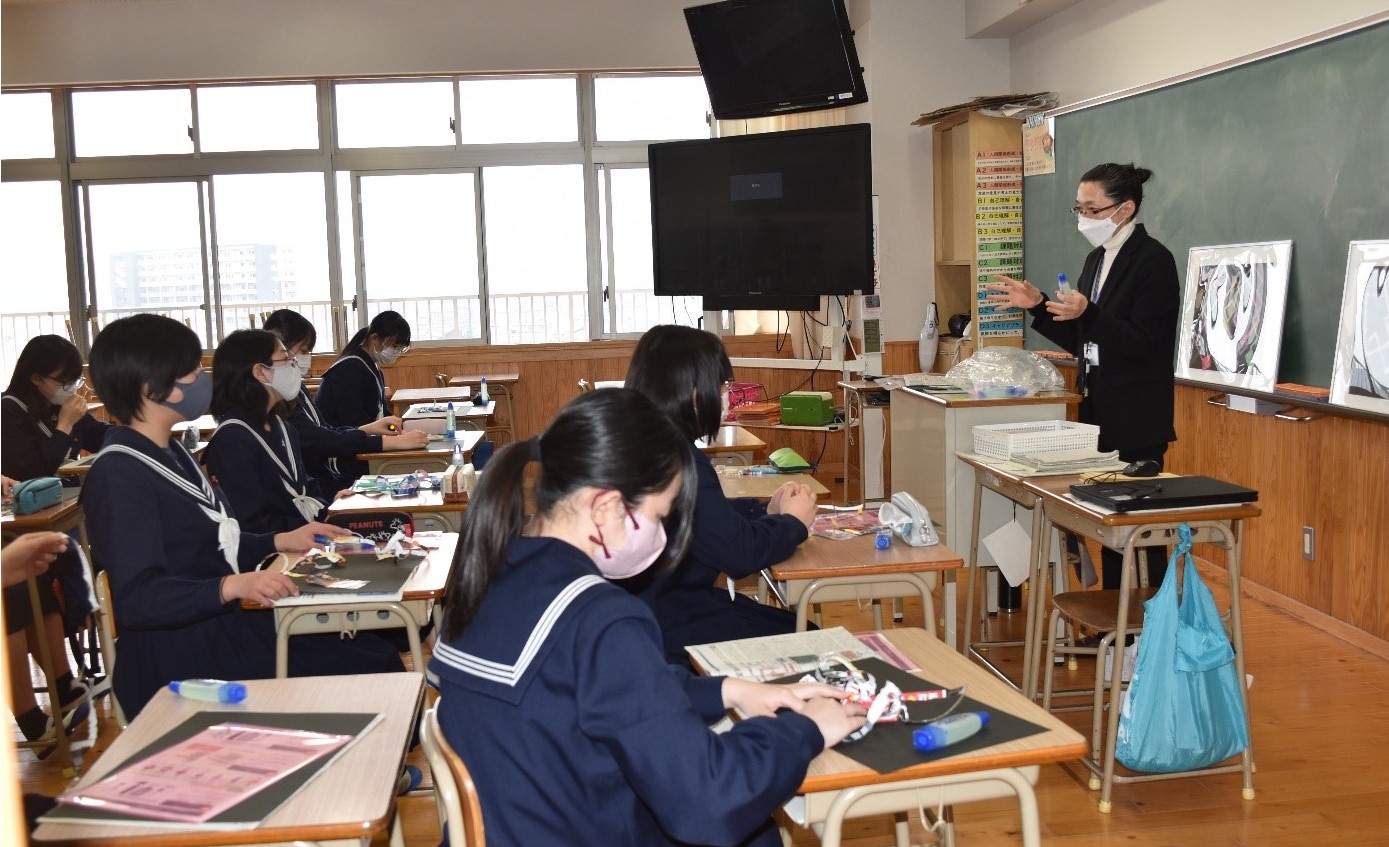 近畿大学九州短期大学が稲築東義務教育学校で出張講義 中学生向けの出張講義を嘉麻地区で初めて実施