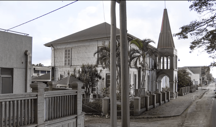 灰に覆われたトンガの街並み ©︎駐日トンガ大使館