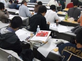 真剣に問題に取り組む様子