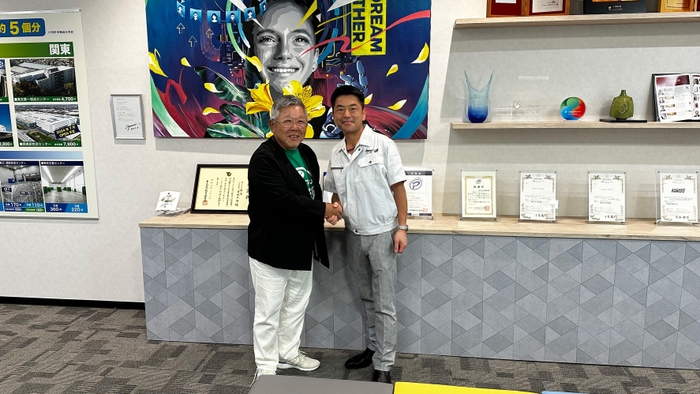 左:株式会社関通 達城 久裕 代表取締役社長/右:当社代表取締役社長 斉藤 力丸