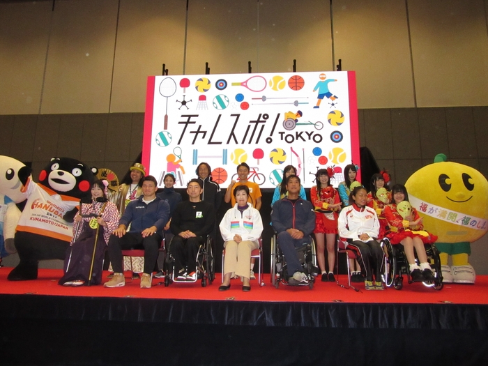 小池都知事とゲストによる記念撮影