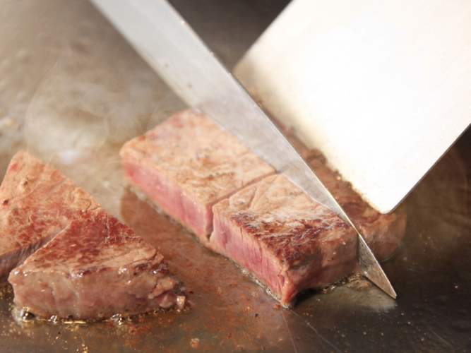 夕食のメインは鉄板で焼き上げるステーキ