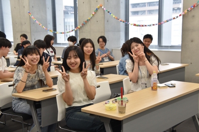 日本と韓国の学生が隣同士に座って交流