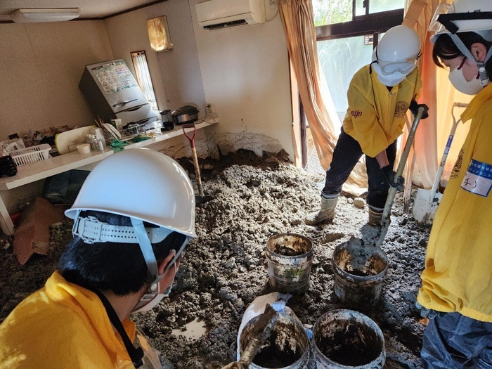 土砂を取り除く作業を続ける学生たち