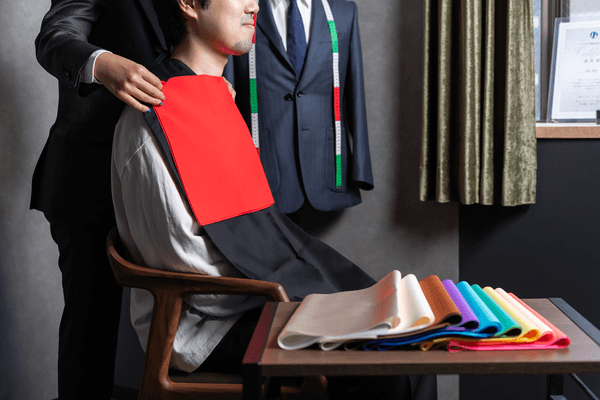 A. tailor(エーステーラー)パーソナルカラー診断・骨格診断を受ける男性