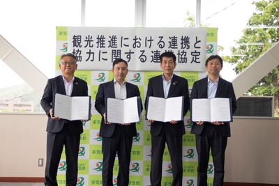 2023年8月10日(木)に三重県多気町で行われた締結式の様子。 (左から)三十三銀行の坂元様、エヌズ社の秋山、多気町の久保町長、ヴィソン社の立花様