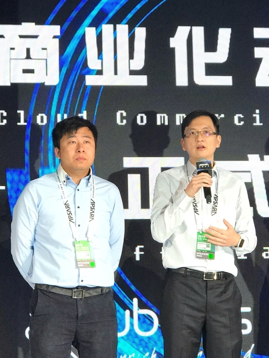(左)アリババクラウド 孫磊副総裁/(右)ユビタス 郭CEO