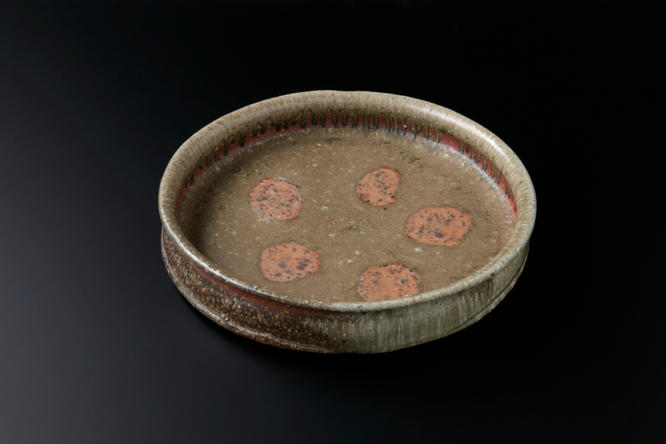 神山 清子「信楽自然釉銅鑼鉢」 昭和55／1980 滋賀県立陶芸の森陶芸館(撮影：杉本 賢正)
