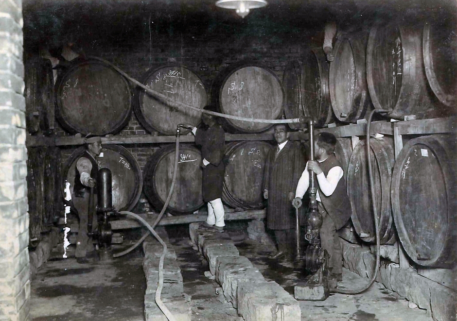 地下蔵での作業 大正6年創業の頃 