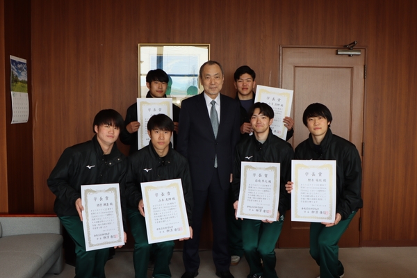 学長賞を受賞した男子新体操部員たち（中央は柳澤学長）