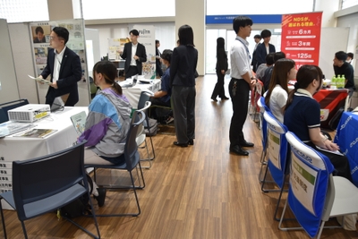 学生が続々と来場
