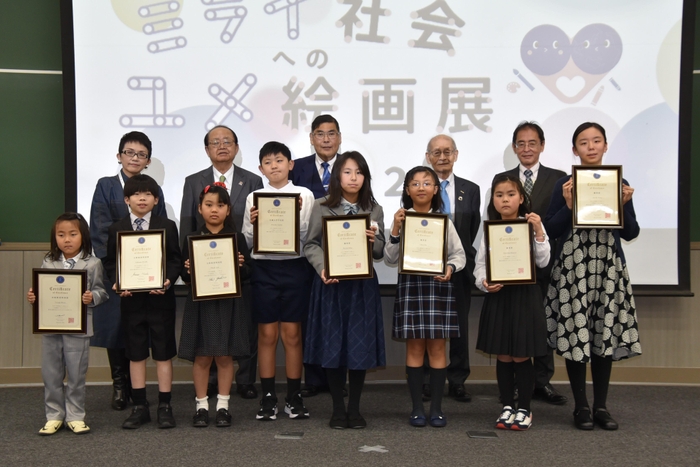 記念撮影に臨む受賞者の皆さん