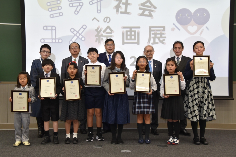 記念撮影に臨む受賞者の皆さん