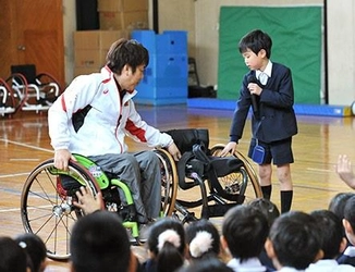 パラスポーツ体験学習会「あすチャレ!School」開催　車いすバスケットボールを体験し、障がい者への理解を深める