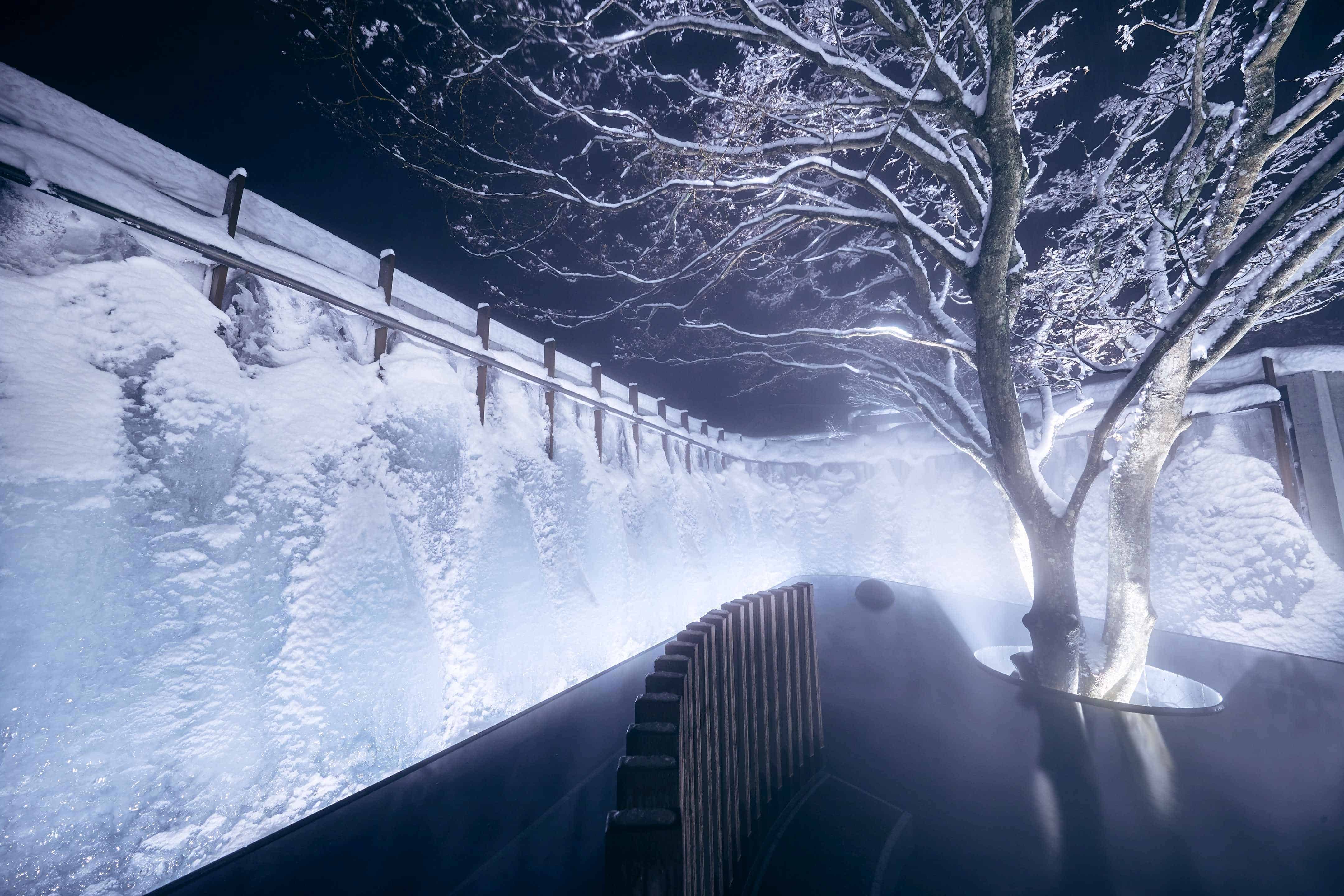 奥入瀬渓流ホテル　日本初　氷瀑がそびえる露天風呂 冬限定「氷瀑の湯」が登場　期間：2020年12月18日〜2021年3月22日