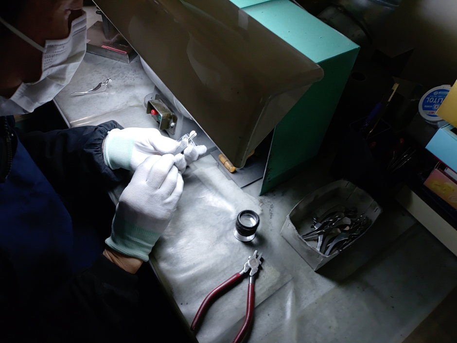 燕市の専門工場で一つひとつ丁寧に仕上げています。
