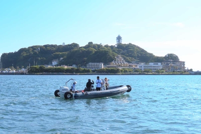 クルージングで江ノ島を周遊