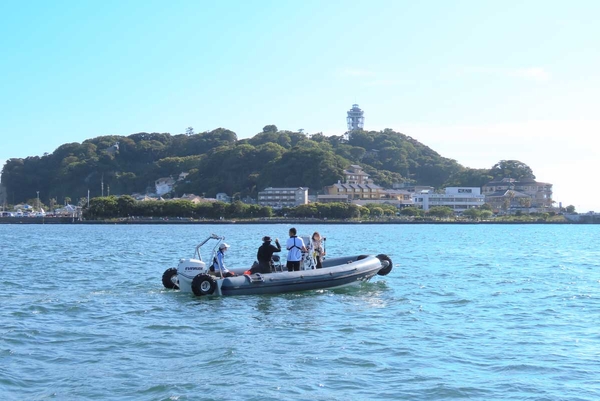 クルージングで江ノ島を周遊