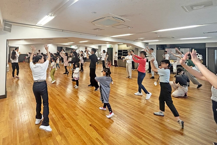 フィリピン人教師と一緒にZUMBAダンスを踊る参加者の皆さんの様子①