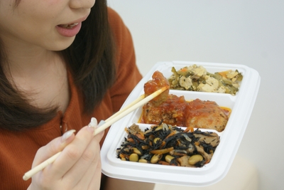 おかずひじき、ハンバーグ、ゴーヤチャンプルで300円