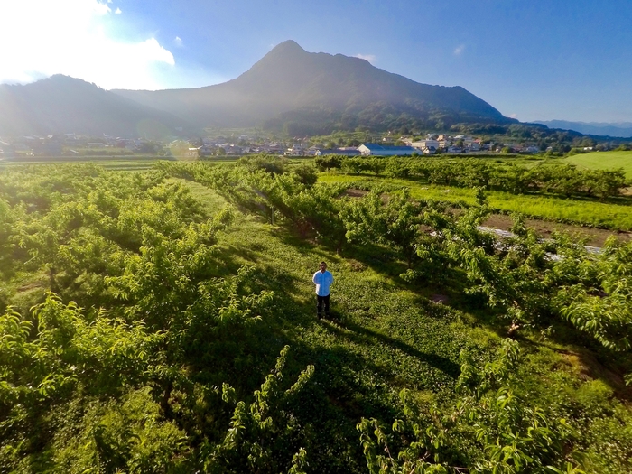 豊かな自然と美しい山々を背景にドローン操作と動画編集を学びます。