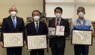 鳥取県に新しいウイルス対策日本製マスクを1万枚寄付 鳥取県からユニチカトレーディング、マスクミュージアム、 トミサワに感謝状　 「JAPAN99マスク」を新販売