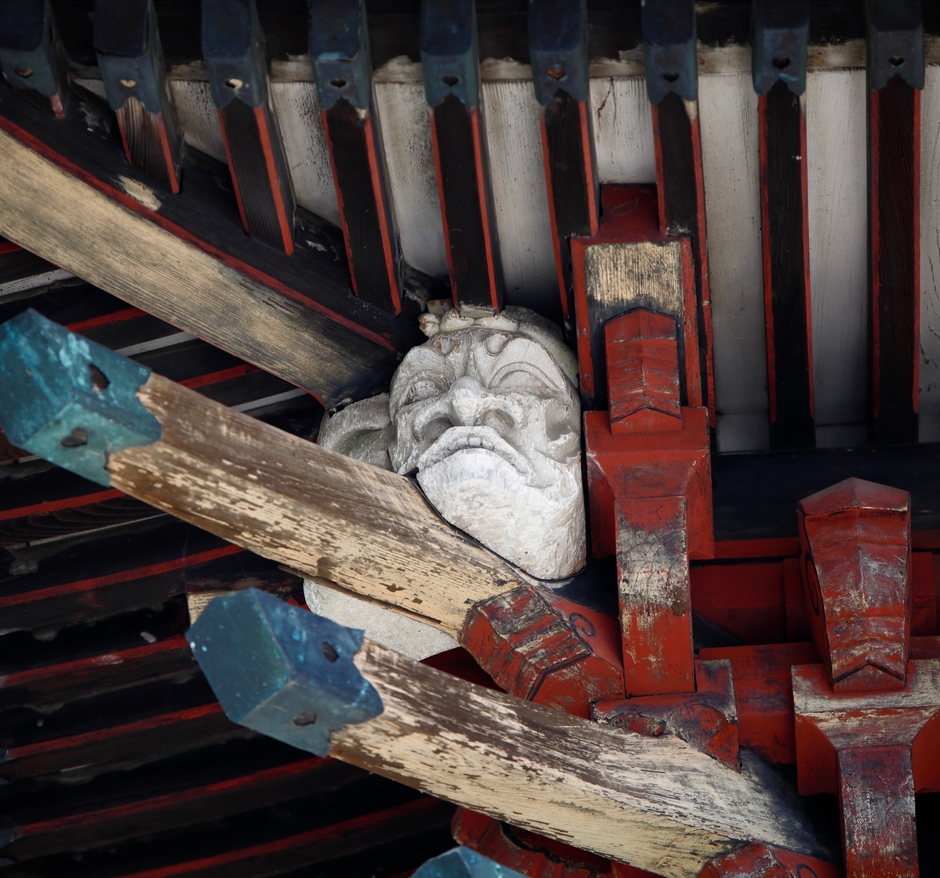 日本唯一「人吉様式」。楼門上層の軒先き四隅にあり陰陽一対。結界を護る。