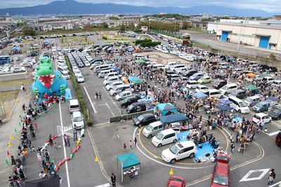 月の輪自動車教習所のイベント。例年約4,000人が集まる、一大イベントです。