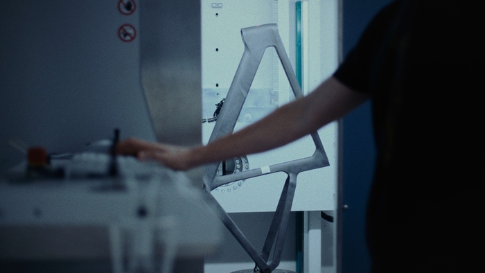 強化されたCFRカーボンレイアップ: エンデュレース CFRは、高強度を実現する東レ製T1100およびT800カーボンファイバーに加え、専用のYS80ピッチ系ファイバーを採用。これによりヘッドチューブ剛性を10%向上(Aeroad CFR:103 N/° → Endurace CFR:115 N/°)しています。これは、最大強度でのアタックや石畳での正確なハンドリング性能を求めるプロライダーの要望から生まれたものです。