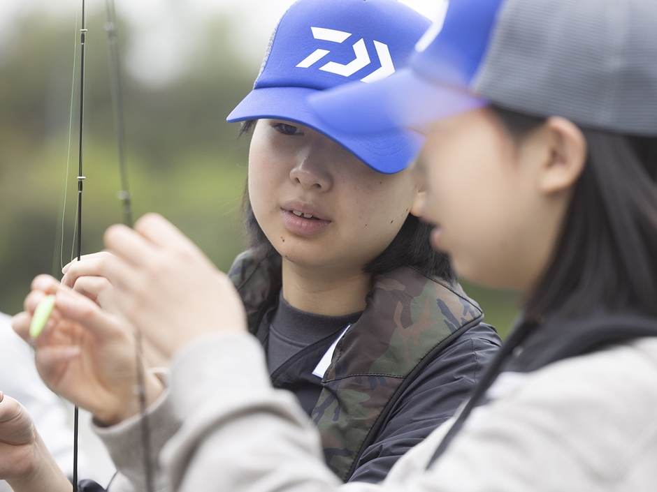 糸通しに苦戦しながらも真剣に取り組む様子