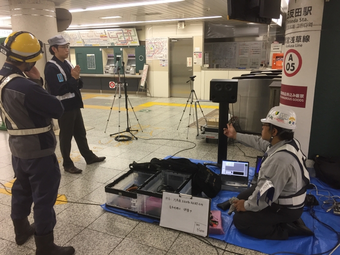 現場での調整作業の様子