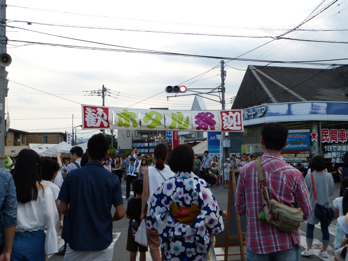 空が暗くなるに連れ、だんだんと来場者が増え賑わいを増していく会場