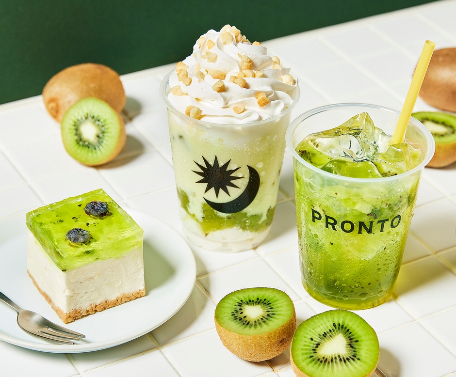 左から「キウイレアチーズ」480円（税込528円）、「キウイパンナコッタラテ」540円（税込594円）、「キウイスカッシュ」400円（税込440円）