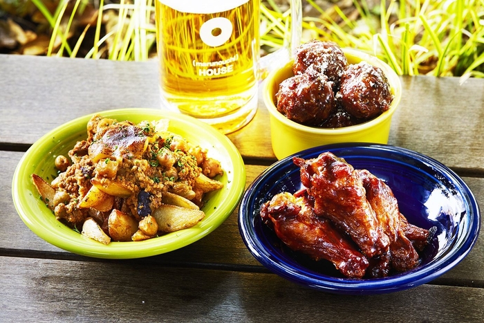 丸の内ハウス 特製ビールジョッキ・うま辛メニュー一例