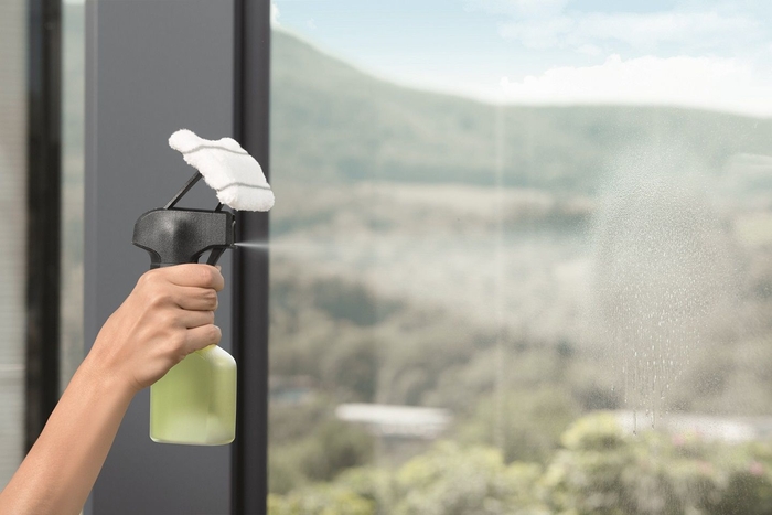 1.スプレーボトルで専用洗浄液を窓ガラスに吹きかける