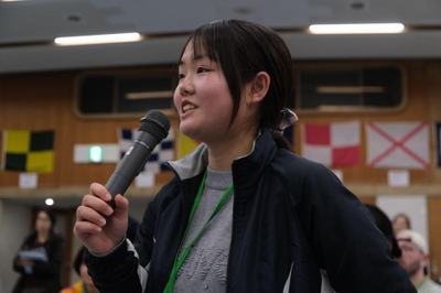 (力強く英語で発表をする高校生)