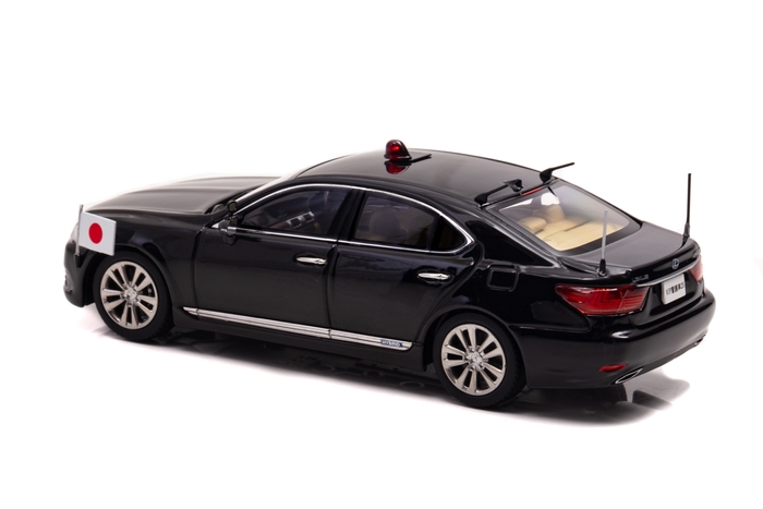 RAI'S 1/43 レクサス LS600h 2020 警察本部警備部要人警護車両(国旗掲揚仕様):左後