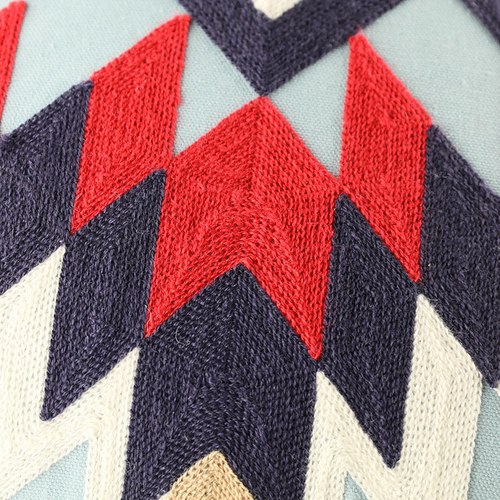 「刺繍クッションカバー Native」ネイティブモチーフの刺繍がインパクトあるクッションカバー。