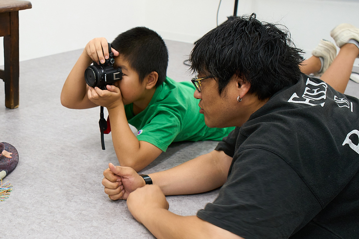 子どもに写真を教える様子