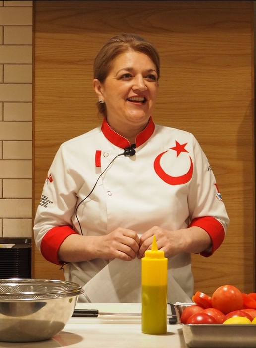 老舗トルコ料理店「イズミル」シェフのエリフ・アガフルさん