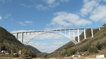 日本最大のアーチ橋「広島空港大橋」において ドローン撮影画像の診断による点検方法の検証を実施