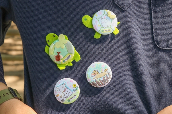 缶バッジ(写真下部の2つ)と缶マグネット(写真上部の2つ)