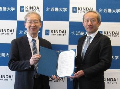 （左）薬学部長　岩城　正宏　（右）(株)京都廣川書店　代表取締役社長　廣川重男