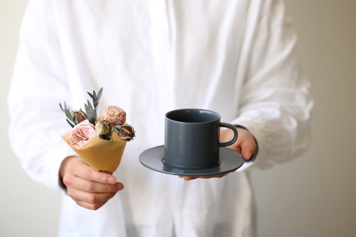 母の日ギフト_スレートグレーカップ＆ソーサー＋ミニブーケ